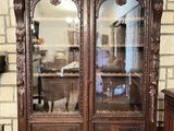 une grande armoire en bois surmontée d'un miroir