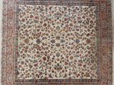 tapis persan ancien à motif floral sur fond rouge