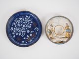 paire d'assiettes bleues et blanches ornées de motifs sur fond blanc