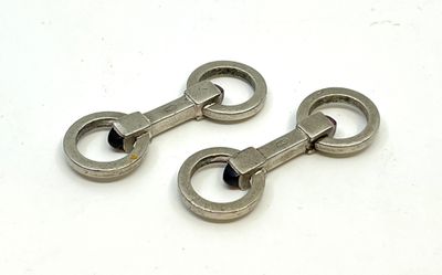 Paire de boutons de manchettes en métal argenté orné de deux…
