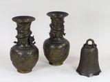 trois vases posés l'un à côté de l'autre sur une surface blanche