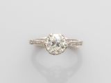 une bague sertie d'un diamant unique, en or blanc 18 carats