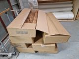 une pile de cartons empilés les uns sur les autres