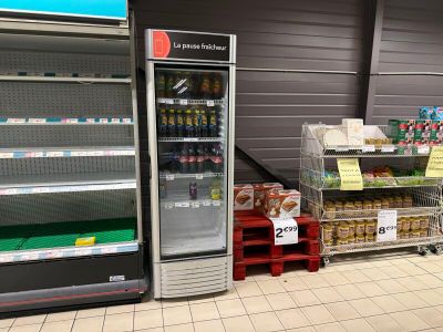 de nombreuses rayons de produits alimentaires et de boissons dans le magasin
