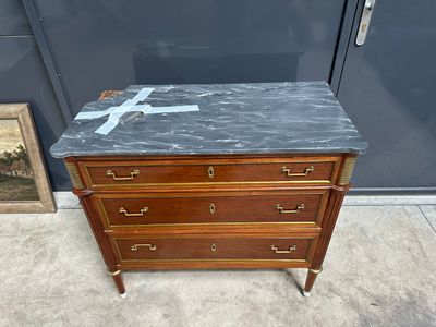 Commode en bois et placage de bois, ouvrant par trois tiroirs. - Photo 1