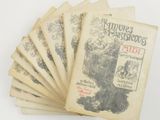 plusieurs vieux livres sont empilés sur une surface blanche