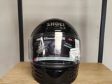 un casque posé sur une étagère