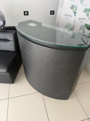 Comptoir de réception incurvé gris foncé avec plateau en ver…