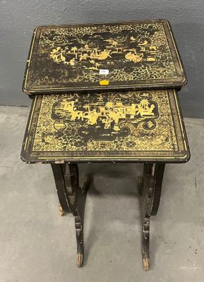 un ensemble de tables gigognes noires et dorées