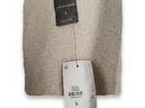 une photo d'un pull blanc avec une étiquette dessus