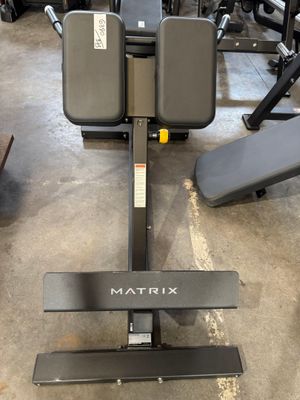 the gym equipment is sitting on the floor in the room