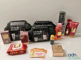 de nombreux types de cosmétiques et de produits de beauté sur la table