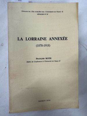 un livre posé sur une table, à côté d'une tasse de café