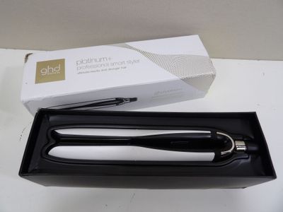 un stylo noir et blanc dans une boîte posée sur une table