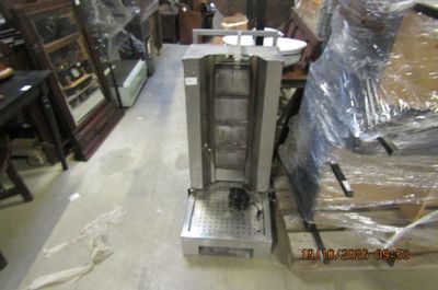 une machine posée sur une table dans une pièce