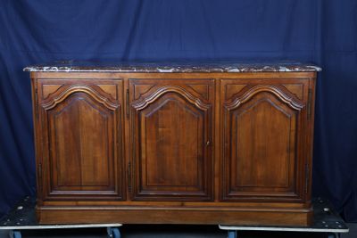 Buffet de chasse en bois mouluré, sculpté, la facade ouvrant… - Photo 1