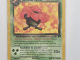 gros plan d'une carte pokemon sur une surface blanche
