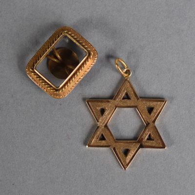 une image d'un pendentif en forme d'étoile de David et un pendentif en forme d'étoile de David