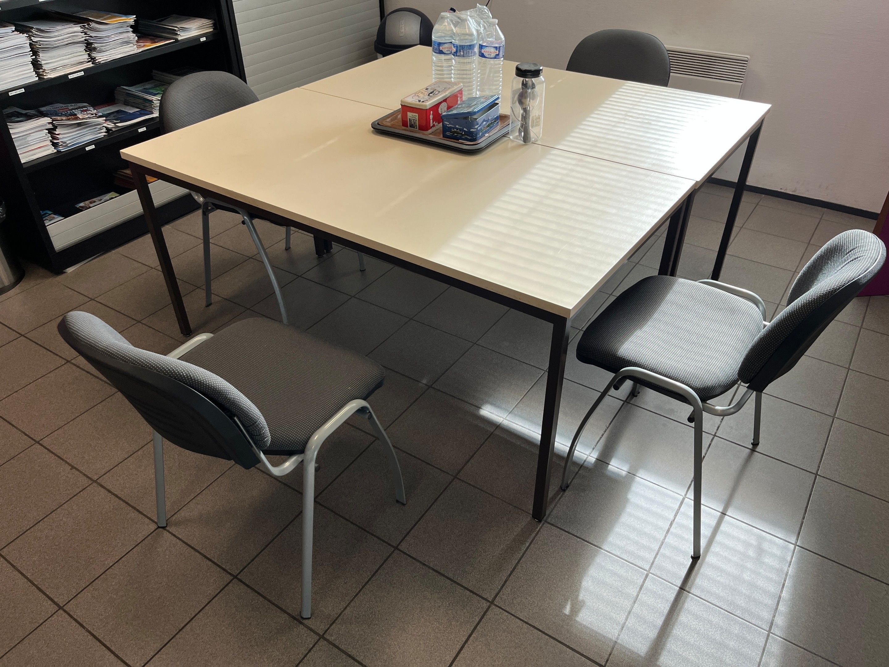deux tables en stratifié beige, 160x80