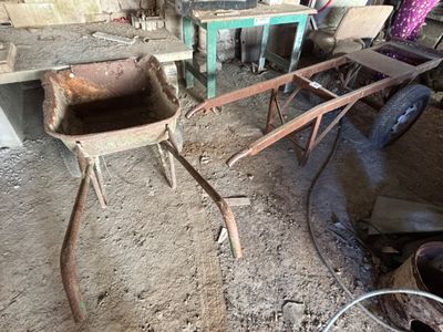 une brouette au milieu d'une pièce sale