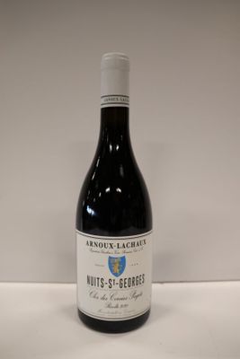 une bouteille de vin posée sur une table