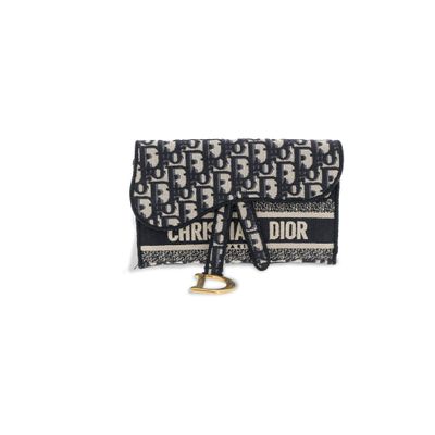 un sac à main noir et blanc muni d'une chaîne