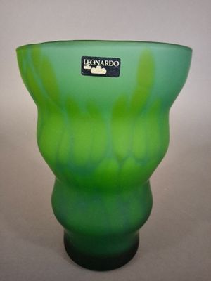 LEONARDO, Vase en verre vert nuancé de forme élancée.