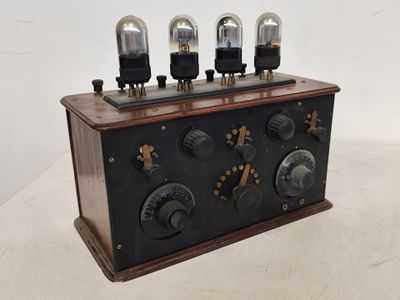 une boîte en bois surmontée de trois ampoules
