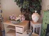 une photo d'un salon avec une cheminée et une table