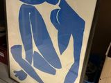 peinture bleue et blanche représentant un homme et une femme assis sur un banc