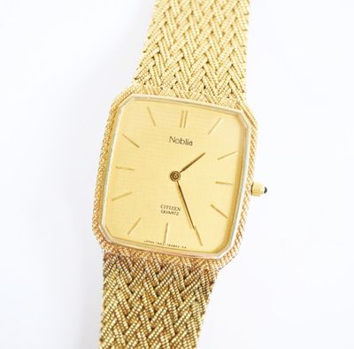 une image représentant une montre de couleur dorée sur fond blanc
