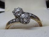 une photo en gros plan d'une bague en diamant posée sur un tissu blanc