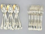 beaucoup de cuillères en argent et de cuillères sur la table