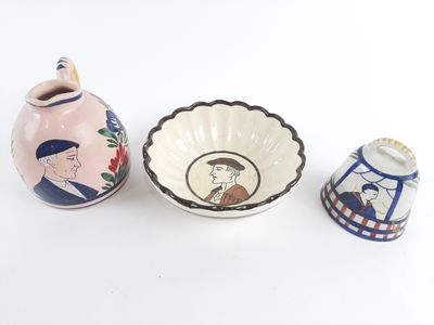 trois petits bols et un petit vase posés sur une table