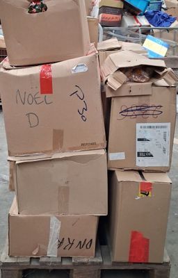 boîtes empilées les unes sur les autres sur une palette dans un entrepôt
