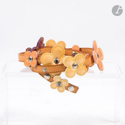 un gros plan d'un bracelet orné de fleurs