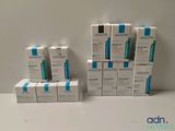 plusieurs boîtes de produits de soins pour la peau empilées les unes sur les autres
