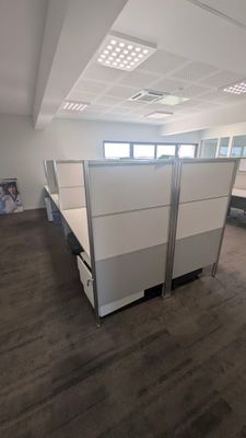 une cabine vide au milieu d'une grande pièce
