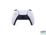 gros plan d'une manette de jeu vidéo sur une surface blanche