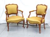 paire de fauteuils rembourrés jaunes avec structure et accoudoirs en bois