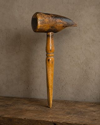 un objet en bois posé sur une table en bois