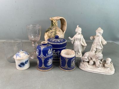 de nombreux vases et figurines bleus et blancs posés sur une table
