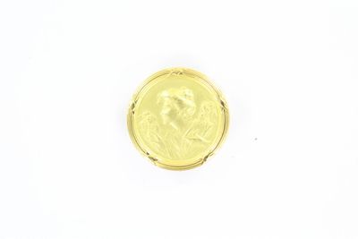 gros plan d'une pièce de monnaie sur une surface blanche avec un fond blanc