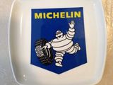 une assiette portant le logo « Michel Michel »