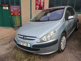 une petite voiture argentée garée devant un immeuble