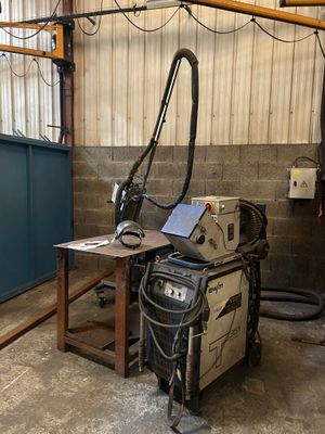 une machine qui se trouve à l'intérieur d'un bâtiment