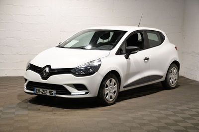 la voiture blanche est garée dans le garage sur le sol en damier
