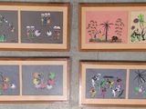 quatre photos encadrées représentant différents types de fleurs et de plantes, accrochées au mur