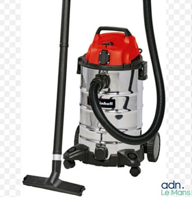 un aspirateur rouge et argenté muni d'une poignée noire