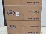 trois cartons empilés les uns sur les autres sur une palette